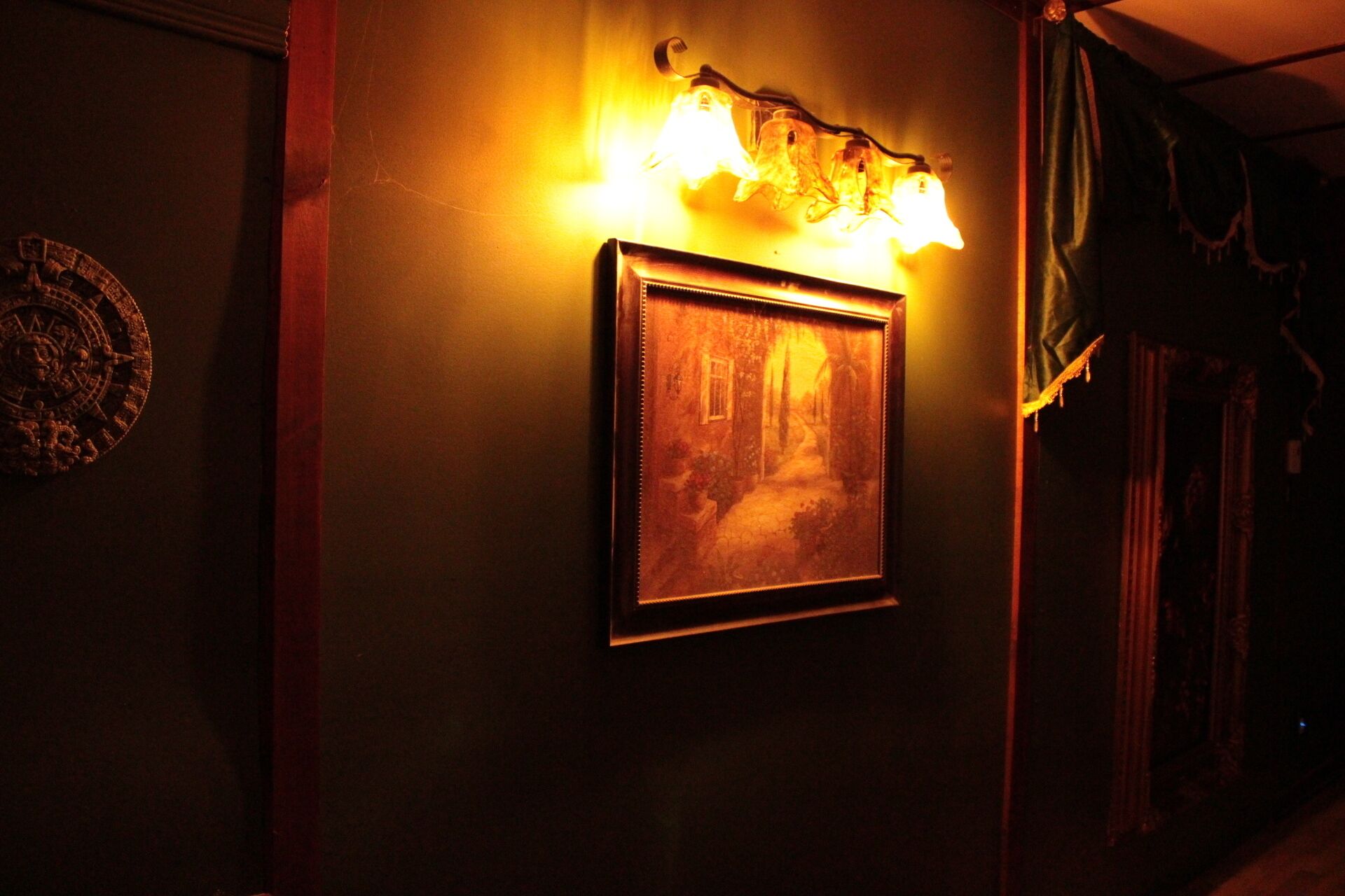 Un cuadro en una pared con un aplique decorativo encima.