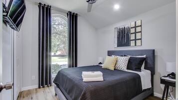 3 habitaciones, tabla de planchar con plancha, wifi y ropa de cama