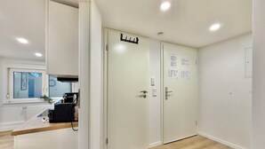 A modern kitchen with a wooden countertop, a built-in oven, and a window with a view. - 5-7 persons, Wifi, terrace, new, near Nordpark and supermarkets BIELEFELD (Bielefeld)