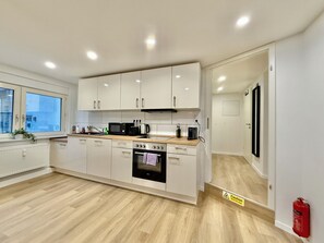 Microonde, forno, piano cottura, lavastoviglie