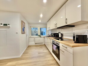 Microwave, oven, stovetop, dishwasher - 5-7 persons, Wifi, terrace, new, near Nordpark and supermarkets BIELEFELD (Bielefeld)