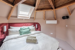 1 bedroom, desk, free WiFi, bed sheets