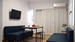 Smart TV - Apollo & Nike 1952-2025
Stylish 2-Bedroom apartment next to Syndagma Square (Athina)