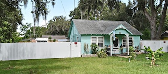 Cozy Camper Stay in Mount Dora – Pet Friendly, Walk to Downtown!