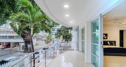 Encanto Mansion: 6BR Luxury Stay Near Walled City