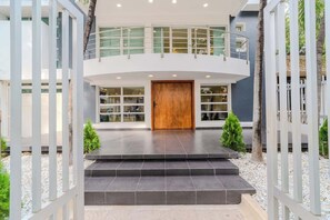 تفاصيل الفندق من الخارج