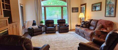 Téléviseur connecté, foyer, lecteur de DVD, livres