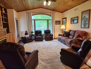 Smart TV, fireplace, DVD player, books