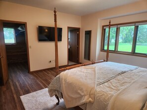 2 habitaciones, escritorio y tabla de planchar con plancha 