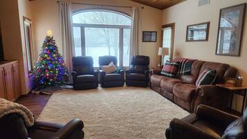 Smart TV, fireplace, DVD player, books