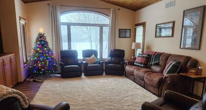 Country Home Sleeps 6 Adults, Lg Living & Kitchen
Fire Pit, Crow River Winery