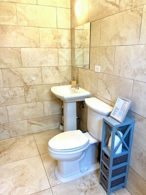 Shower, hair dryer, towels, soap - 7-min Walk to Beach, King Bed, Jacuzzi Costa Caribe Studio (Noord)