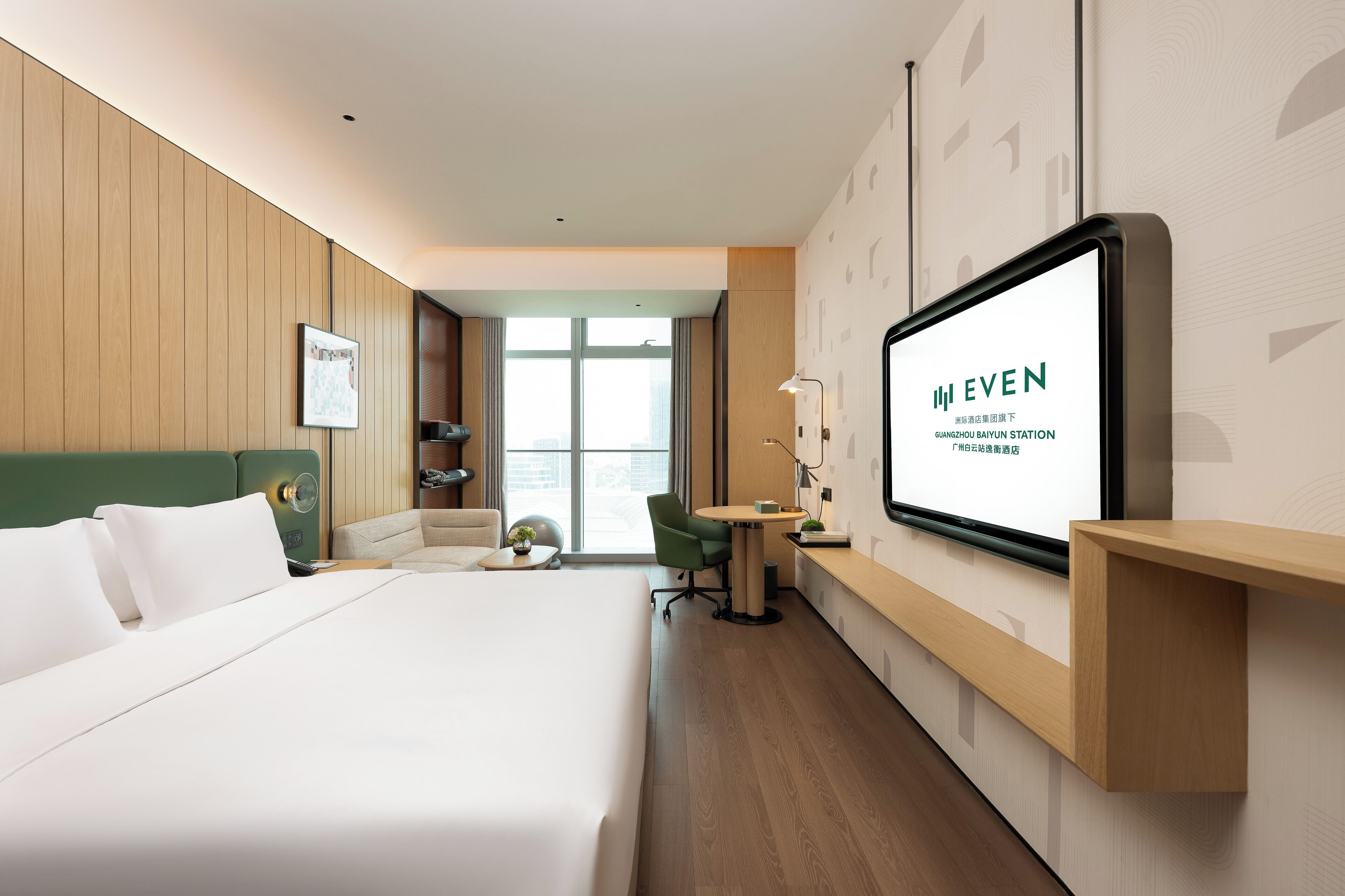 Caixa forta a l'habitació i escriptori 