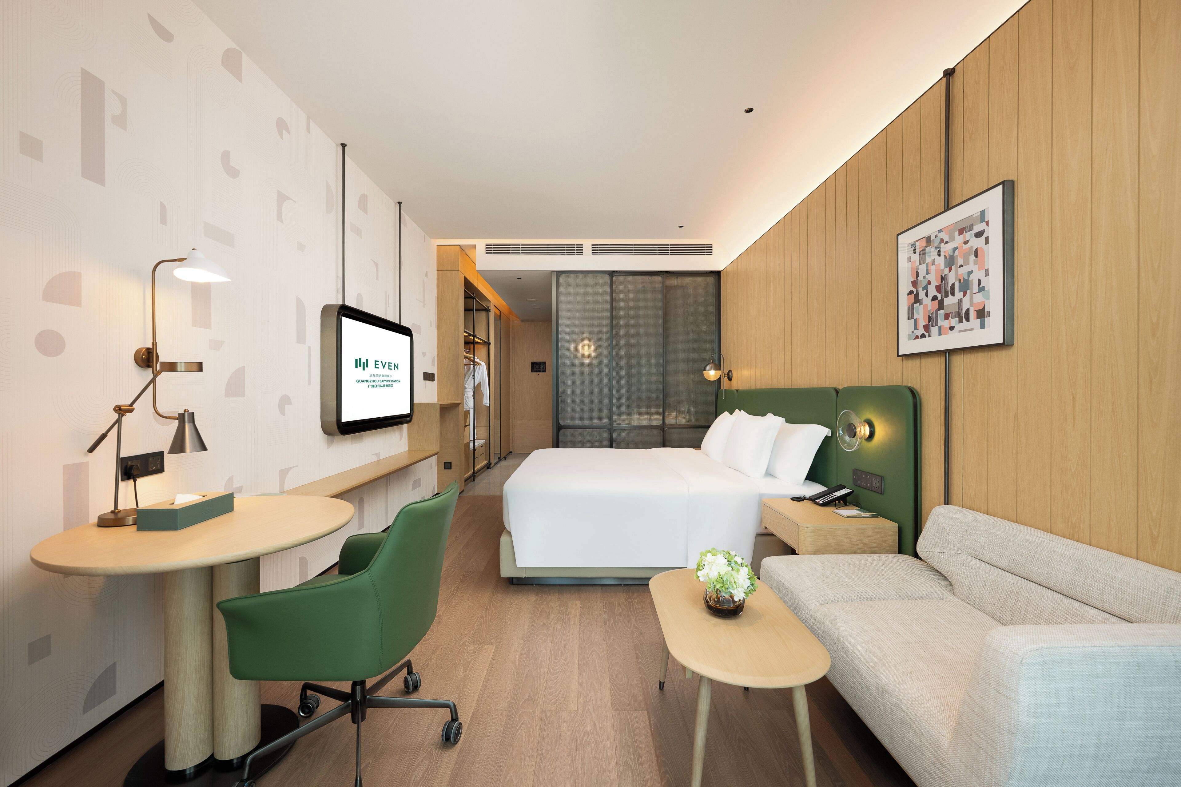 Edredones de plumas, caja fuerte, escritorio