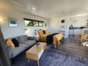 1 habitación, tabla de planchar con plancha y ropa de cama 