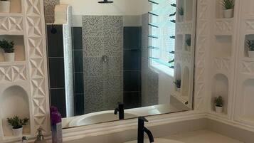 Bidet, håndklæder, Sæbe, Toiletpapir