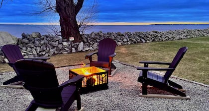 Charming 2-bedroom Oconto Waterfront Cabin! Pier, Free Kayaks! Dogs welcome!
