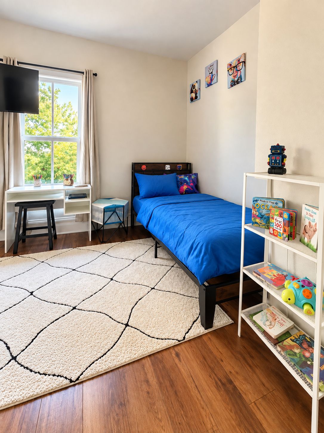 Ein Schlafzimmer mit einem Bett, einem Schreibtisch, einem Stuhl, einem Bücherregal und einem Fenster.