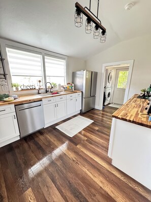 Jääkaappi, mikroaaltouuni, uuni, liesi