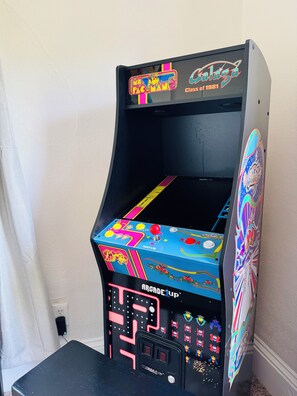 Une borne d’arcade ancienne, dotée de graphismes colorés et de boutons.