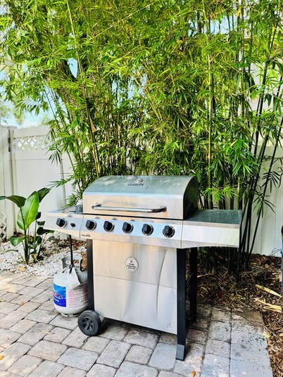 Sunny 5-bedroom Family Central Florida Getaway - AC, WiFi & Private Garden