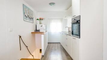 Een koelkast, een oven, een vaatwasser, een koffiezetapparaat/waterkoker