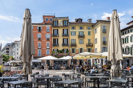 Outdoor dining. Acquaviva Apartment - Intra - Verbania - Air conditioning and Wi-Fi