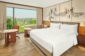 Deluxe-rum - 1 kingsize-säng - icke-rökare - utsikt mot trädgården | Värdeförvaringsskåp på rummet, skrivbord och arbetsyta för laptop