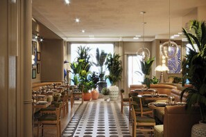 每日供應自助早餐 (每人 EUR15)