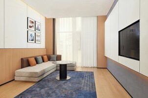 Executive Suite, 1 King Bed with Sofa bed, Garden View | Living room