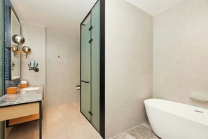 Suite ejecutiva, 1 cama King size y sofá cama, vista al jardín | Baño