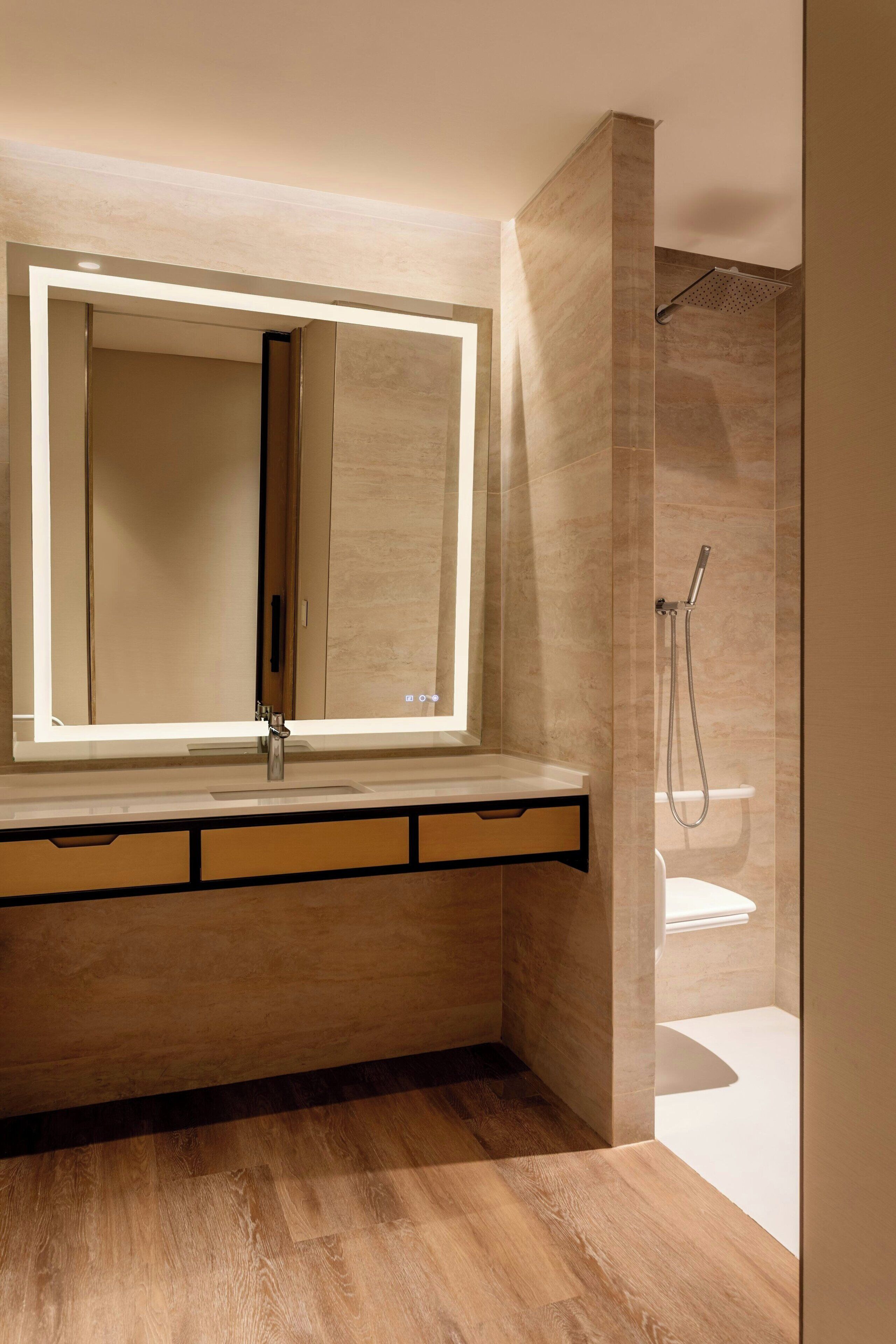 Chambre Supérieure, 1 très grand lit, vue fleuve | Salle de bain