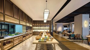 Un restaurant moderne doté d’un long comptoir, de lambris en bois et proposant une grande variété de plats.