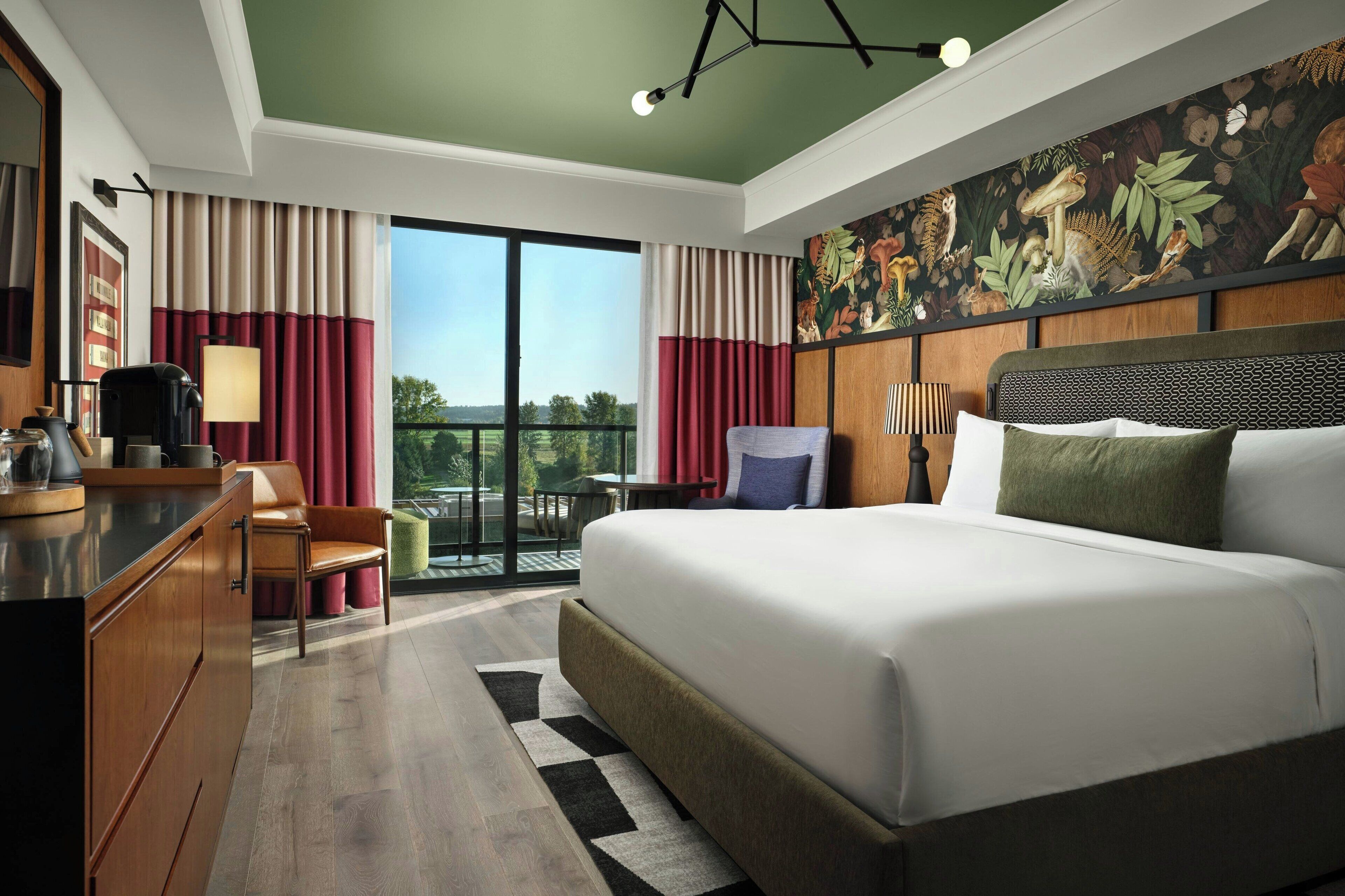 Ropa de cama de alta calidad y caja de seguridad en la habitación 