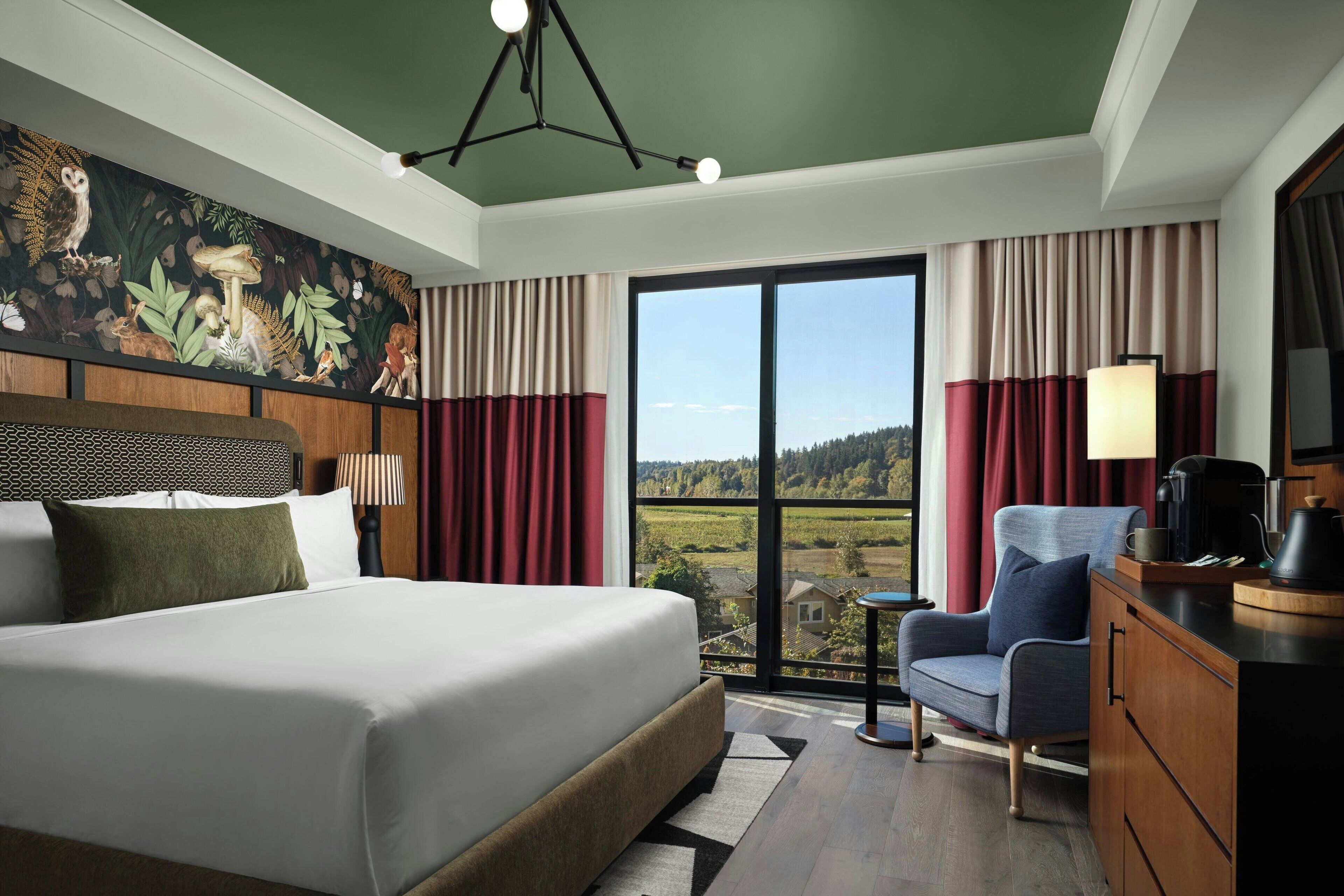 Ropa de cama de alta calidad y caja de seguridad en la habitación 