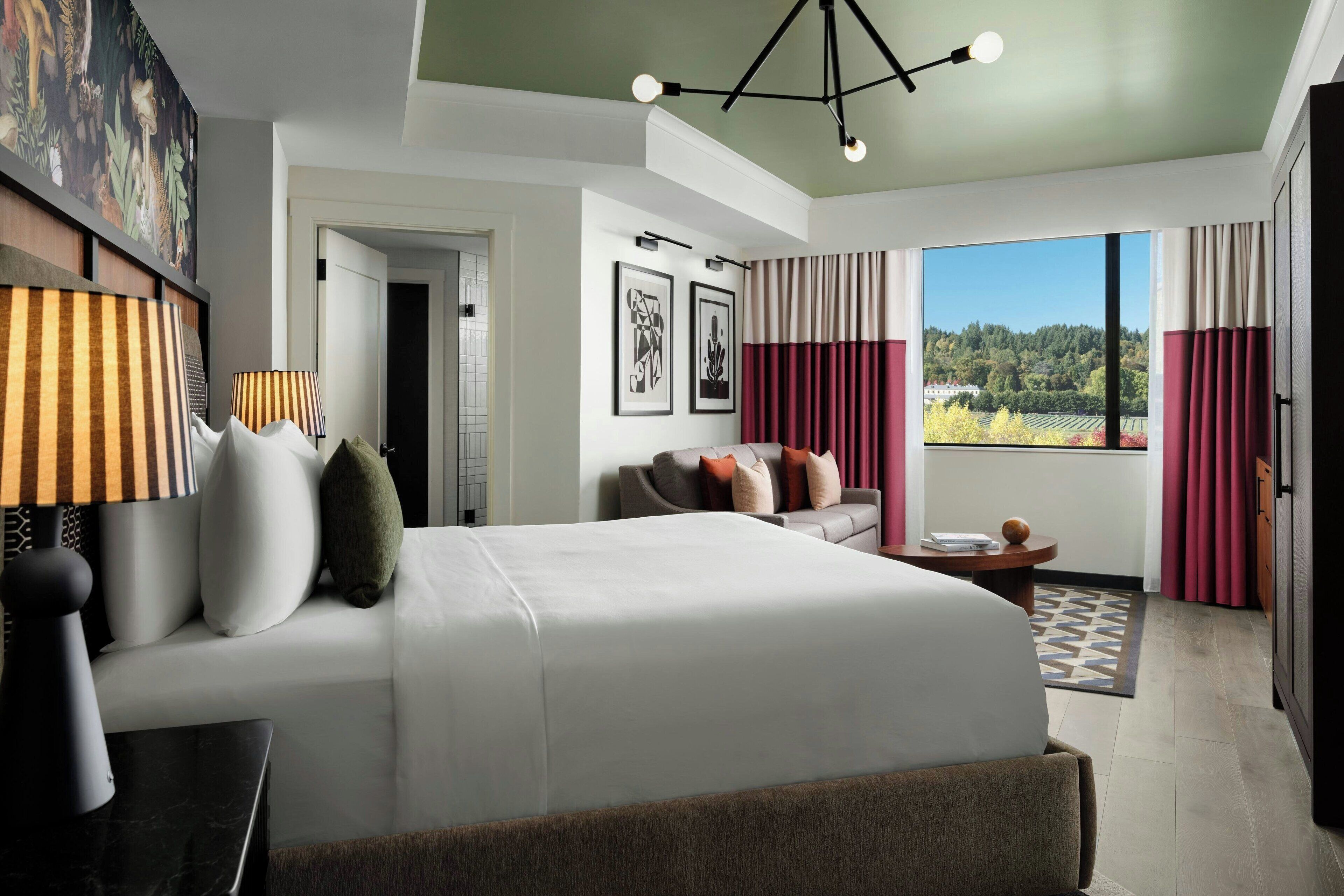 Ropa de cama de alta calidad y caja de seguridad en la habitación 