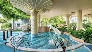 3 utomhuspooler, öppet 06.00 till 20.00, parasoller och solstolar