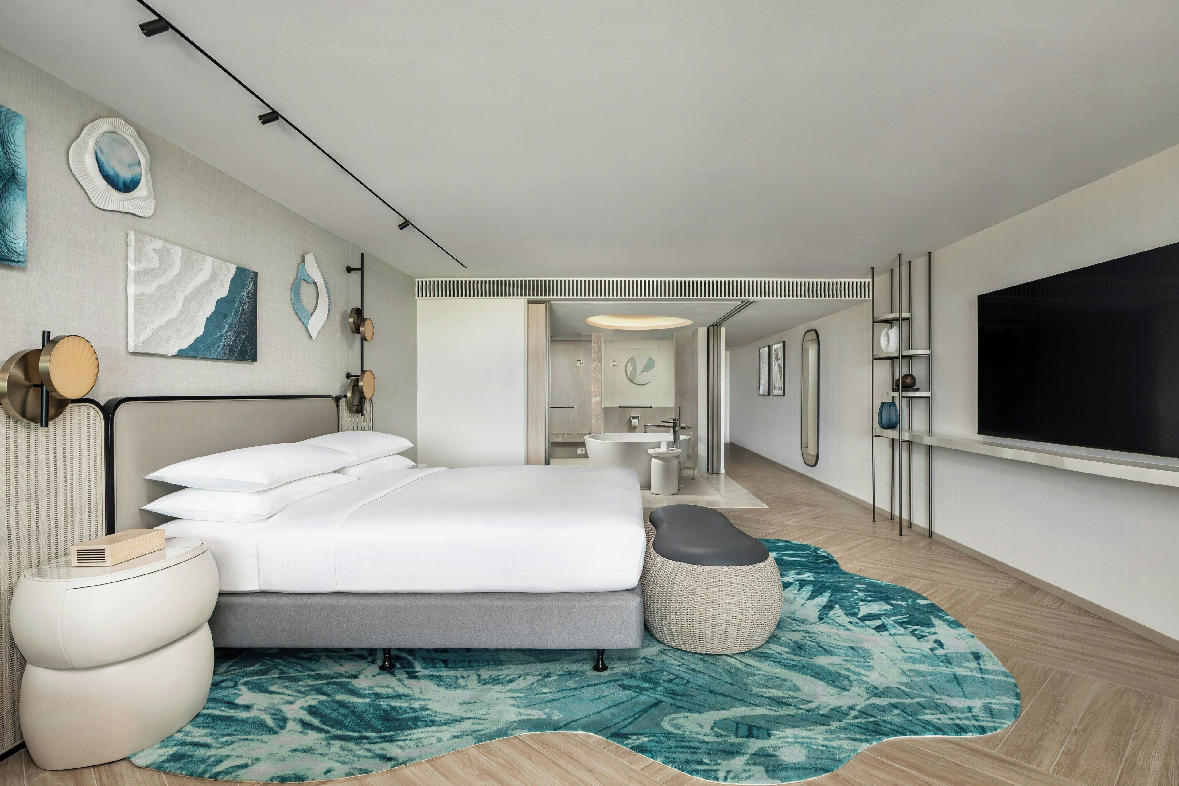 Een minibar, een kluis op de kamer, geluiddichte muren