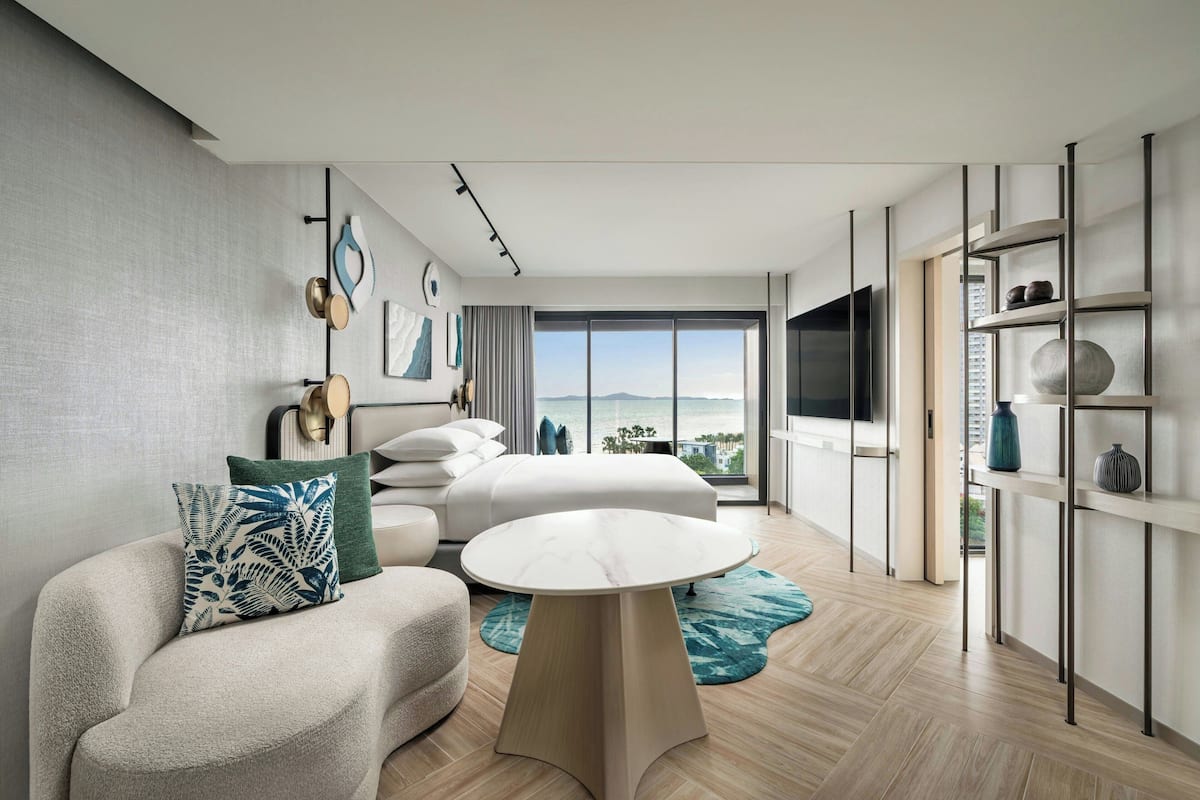 Suite, 1 cama de matrimonio grande con sofá cama, no fumadores, balcón | Minibar, caja fuerte, sistema de insonorización