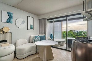 Habitación familiar, 1 cama King size, vista al resort (Resort View) | Minibar, caja de seguridad en la habitación y insonorización 