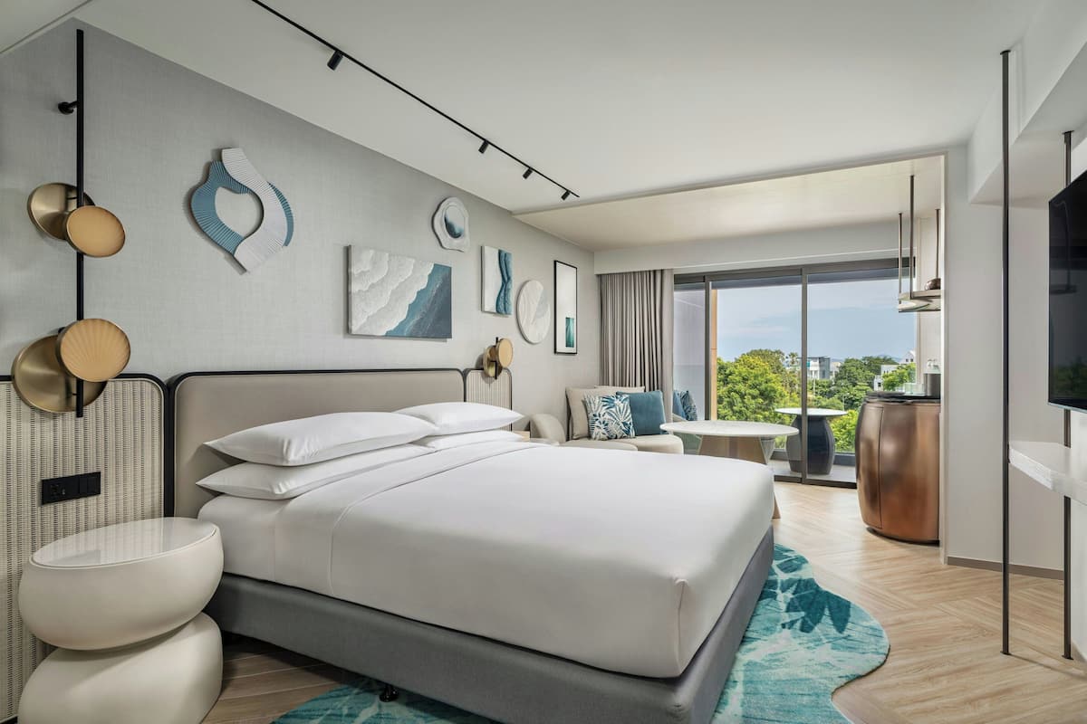 Chambre Familiale, 1 trÚs grand lit, non-fumeurs, vue établissement | Vue de la chambre