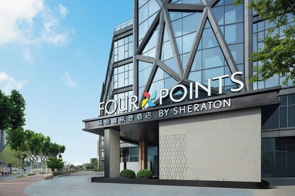 Un hôtel moderne, facilement reconnaissable à son grand panneau « Four Points by Sheraton ».