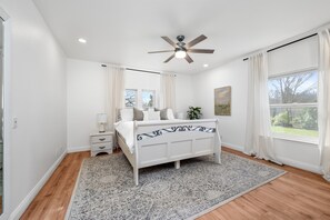 مكتب ومكواة/لوح كي وسرير سفر وواي فاي مجانًا