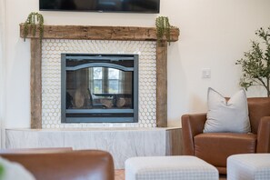Smart-TV, Kamin, Bücher