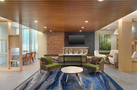 Lobby sitting area. Fairfield by Marriott Inn & Suites Spartanburg Downtown