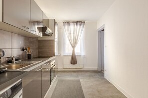 Een koelkast, een microgolfoven, een oven, een kookplaat