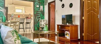 Tropical 2BR Retreat in the heart Georgetown