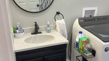 Douche, sĂšche-cheveux, serviettes fournies, savon