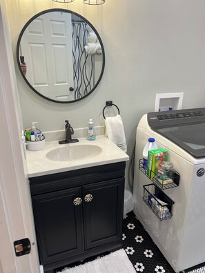 Doccia, asciugacapelli, asciugamani, sapone