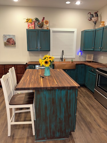 Large Private Studio Attached Garage WasherDryer Wifi 